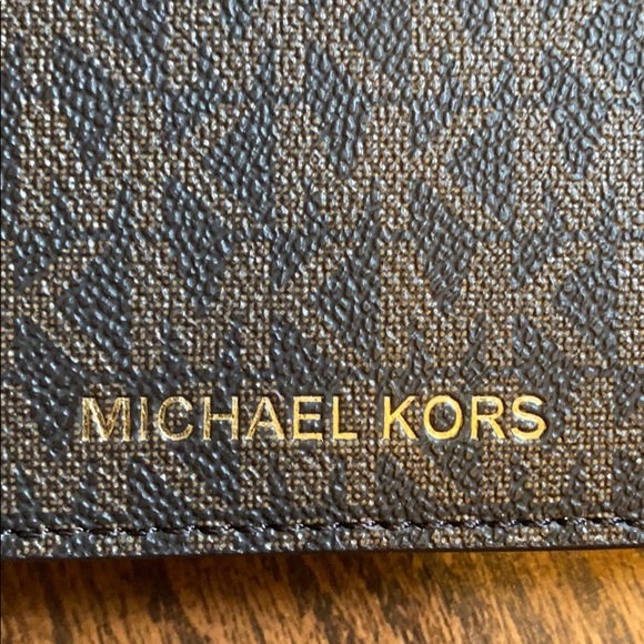 *BRAND NEW* Michael Kors Passport holder - Picture 2 of 7